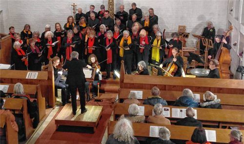 Chor und Instrumentalisten beim Adventskonzert 2025 in der Johanneskirche Bruckmühl. Foto Kissel