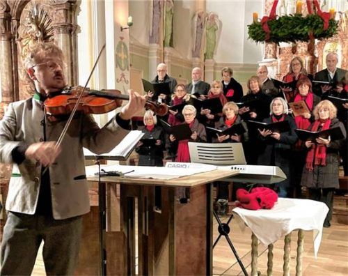 Chorleiter Matthias Funke hatte nicht nur ein anspruchsvolles und abwechslungsreiches Programm zusammengestellt, sondern gab auch musikalisch den Takt vor. Foto Neuwirth