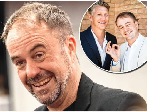 Christian Falk bei der Präsentation von Bayern-Neuzugang Luis Díaz, rechts ein Selfie mit Bastian Schweinsteiger.Foto Bildmontage: Imago/Lackovic / Niels Starnick/Bild am Sonntag