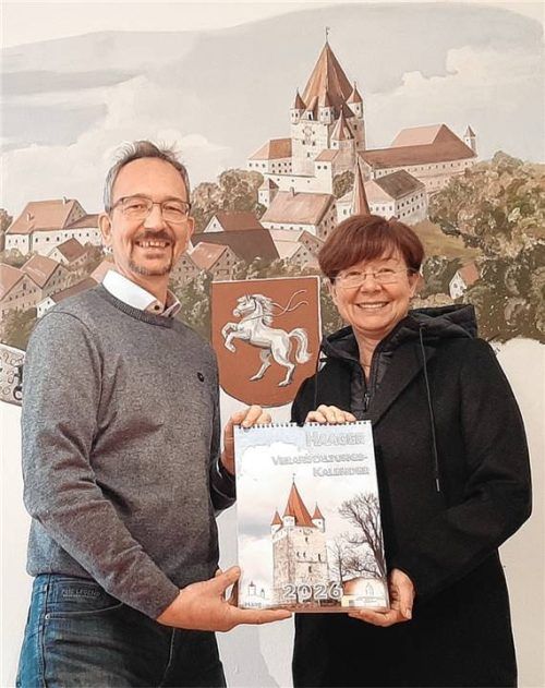 Christian Flamm überreicht das erste Exemplar des Haager Veranstaltungskalenders. Foto re