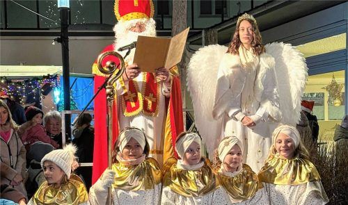 Christkind und Nikolaus samt einer kleinen Engelschar wurden schon sehnlich von den Kindern bei der Eröffnung von „Advent in der Stadt“ erwartet. Fotos Lohmann