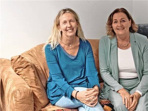 Claudia Kleindorfer (links), Fachkraft Netzwerk 18, und Astrid Schenck, Leiterin Sozial- und Entlassmanagement, sind beratend tätig.Foto Romed-Kliniken
