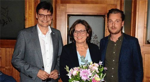 CSU-Ortsvorsitzender Dr. Sebastian Heiml (rechts) und CSU-Kreisvorsitzender Max Heimerl gratulierten der Bürgermeisterkandidatin Petra Jackl mit Blumen.Foto  MELING