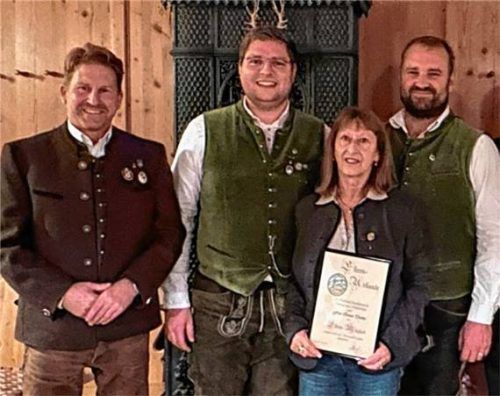 Dank für die Treue: (von links) Bürgermeister Josef Grundner, Zweiter Schützenmeister Michael Plischke, Renate Tischler, die für 50 Jahre Mitgliedschaft geehrt wurde, und Erster Schützenmeister Bernhard Marschmann. Foto stettner