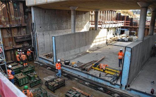 Das Bild zeigt die zukünftige Durchfahrt und je zwei Betonstützen auf der linken und der rechten Seite, die die Fahrbahn und die Rad- und Fußwege abgrenzen sollen. Foto  Ruprecht