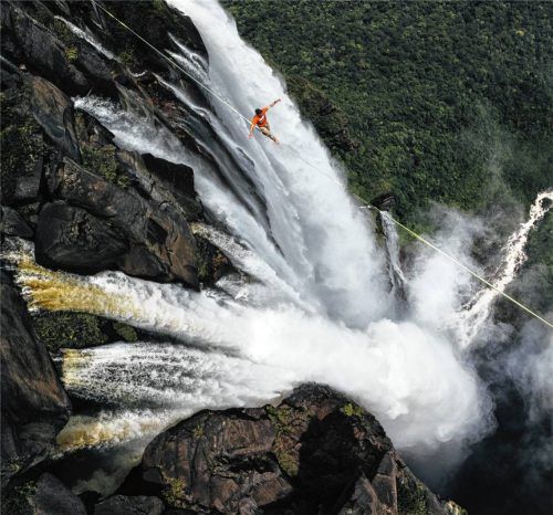 Das dünne Band ist kaum zu sehen: Der Raublinger Valentin Rapp balanciert über die Angel Falls in Venezuela. Foto Rapp