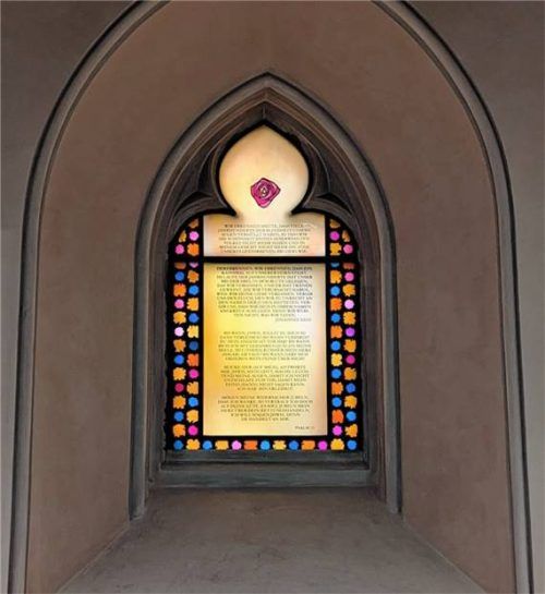 Das Elisabeth-Block-Fenster in der St.-Nikolaus-Kirche befindet sich direkt neben dem südlichen Portal.