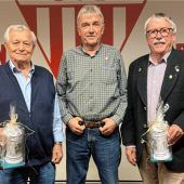 <p>Das Fahnenträger-Trio Werner Huber (links), Gerhard Münch (Mitte) und Erwin Kotisch wurde mit dem Fahnenträger-Ehrenkrug beziehungsweise der silbernen Verdienstnadel ausgezeichnet.</p>