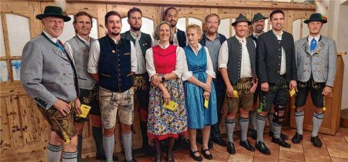 Das Foto zeigt – zwischen den beiden Vorsitzenden Alfred Licht (links) und Christian Hübl (rechts) – die Neumitglieder (von links) Klaus Kastenhuber, Lukas Kastenhuber, Thomas Kastenhuber, Barbara Kastenhuber, Joshua Braun, Josefine Dichtl, Sepp Eggersberger, Markus Ernst, Florian Kirschner und Andreas Saldivar.Foto Innviertler