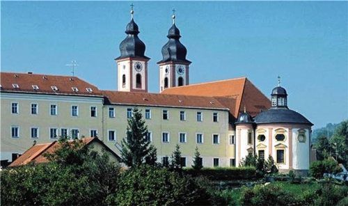 Das Franziskanerinnenkloster in Au am Inn. In der Nähe entsteht ein neues Baugebiet. Foto OVB