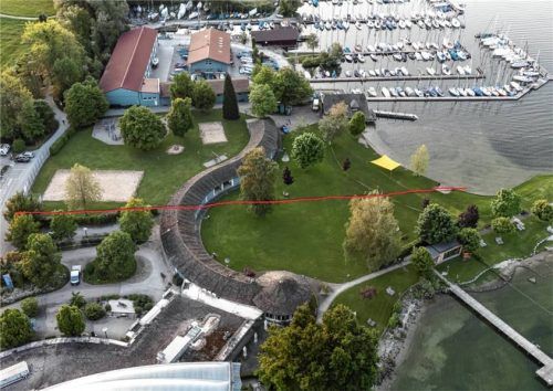 Das Freigelände des Prienavera soll an der roten Linie geteilt werden. Foto Berger