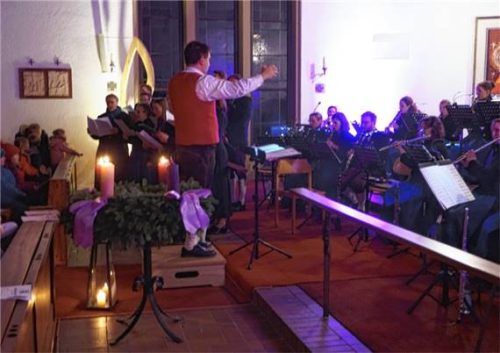 Das Friedenslicht kam zum Jubiläumsabschlusskonzert der Musikkapelle nach Schwindegg. Foto  Sutherland