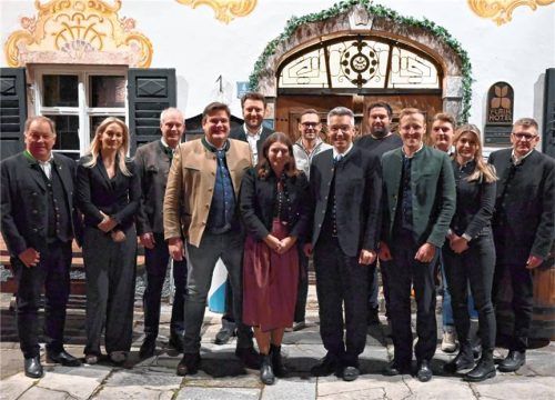 Das Gruppenbild zeigt die zwölfköpfige Mannschaft der CSU-Liste mit Ortsverbandsvorsitzendem Andreas Köppl (Vierter von links), daneben Bürgermeisterkandidatin Susanne Kunz und Landrat Otto Lederer.Foto Deindl