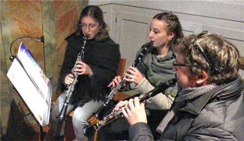 Das Klarinettentrio mit (von links) Magdalena Nitzinger, Eva Kress und Lehrer Tamás Ferge wusste beim Adventskonzert der Sing- und Musikschule Inzell zu überzeugen.

Fotos  Wegscheider