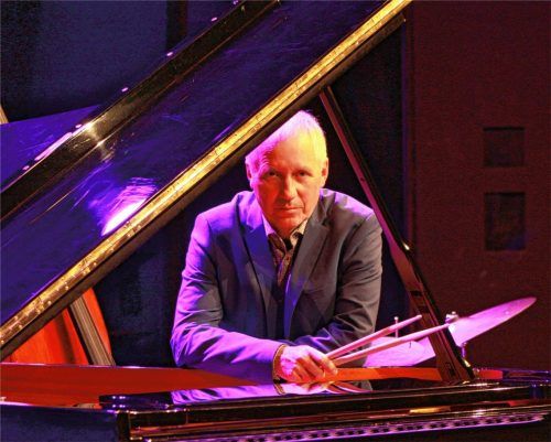 Das „Le Pirate“ ist so etwas wie das Wohnzimmer von Jazz-Schlagzeuger Michael Keul. Für die 90. Auflage seines Samerberger Jazzensembles weicht er allerdings in den Hans-Fischer-Saal im Künstlerhof aus. Schließlich hat er für diesen Anlass eine Bigband zusammengetrommelt. Foto Amrei Keul