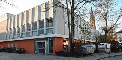 Das Lehrschwimmbecken „Am Nörreut“ ist schon seit vielen Jahren aufgrund von Feuchte- und Korrosionsschäden gesperrt. Jetzt wird es abgerissen. Foto  Schlecker