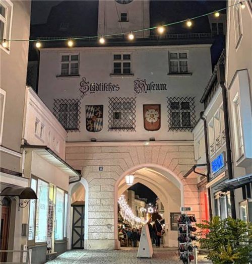 Das Mittertor mit der Beleuchtung des Christkindlmarktes im Hintergrund.Foto Stadt Rosenheim