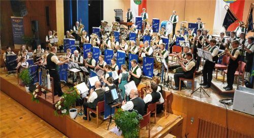 Das musikalische Können des Orchesters sorgte bereits für Vorfreude auf das kommende Jahr. Fotos RE