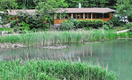Das Pfadfinderheim ist idyllisch gelegen, bedarf aber einiges an Zuwendung. Vor allem die Pflege des Gebiets fordert die Pfadfinder.Foto Eder