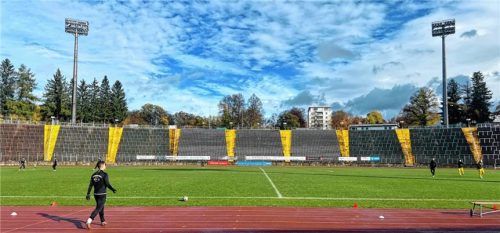 Das Rosenaustadion bei Tageslicht: Die Flutlichtanlage in der historischen Spielstätte ist nicht für die Vorgaben des Bayerischen Fußball-Verbandes ausgelegt.Foto Dirk Meier