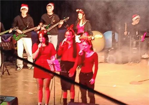 Das Schulorchester empfing die Realschüler in der Aula zu einem besonderen „Weihnachtsspektakel“. Foto Fischer