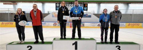 Das Siegerpodest der bayerischen Meisterschaft im Zielwettbewerb, ganz oben die Sieger Ulrike Lachenmayer vom TSV Peiting und Stefan Thurner vom TSV Hartpenning.Foto Kamhuber