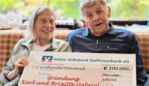 Das Stifterehepaar gründete die „Karl und Brigitte Gabriel – Oberwössen Stiftung“ und setzt ein Zeichen für Gemeinsinn und gesellschaftliche Verantwortung. Foto VR Bank Rosenheim-Chiemsee Stiftung