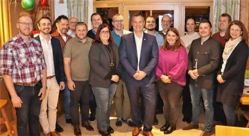 Das Team der Aschauer CSU um Bürgermeisterkandidat Christian Weyrich ist hochmotiviert für die bevorstehende Wahl: (von links) Danny Jurgelux, Thomas Wintersteiger, Martin Spielbauer, Christopher Weiderer, Paul Matu, Christian Wehrle, Gabi Reiter, Michael Schebesta, Christian Weyrich, Matthias Berghammer, Ernst Doleschal, Petra Zierhofer, Daniela Reingruber, Lorenz Salzeder, Mathias Andresen, Manuela Langrieger. Foto höpfinger