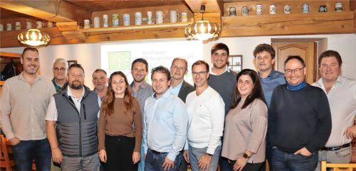 Das Team der Aschauer Wählergemeinschaft: (von links) Patrick Meindl, Georg Ametsbichler, Johannes Volk, Josef Edtmüller, Sandra Edtmüller, Martin Holzner, Andreas Kölbl, Christian Mayerhofer, Florian Schlögl, Lukas Salzeder, Veronika Forsthuber, Wolfgang Duschek, Josef Graml und Klemens Schneider. Foto  Privat