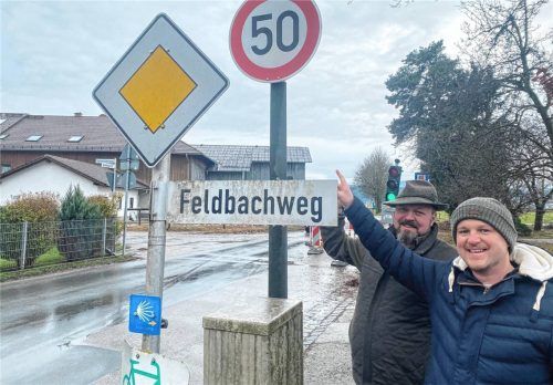 Das Tempo-50-Schild an der Einmündung zum Feldbachweg soll nach Meinung der Stadträte Michael Krimplstötter (rechts) und Christian Schönberger in Richtung Ortsende verschoben werden. Foto Kotter