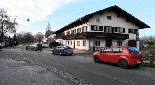 Das traditionsreiche „Feichtl-Haus“ in Vagen soll abgerissen werden und einem Wohnhaus mit zwölf Einheiten Platz machen. Foto Merk