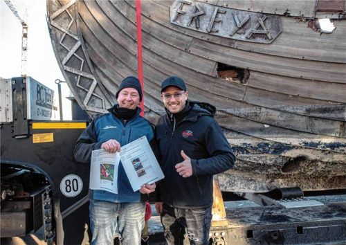Daumen hoch: Franz Stettner junior (rechts) und Transportleiter René Venn freuen sich, dass nicht nur der Transport, sondern auch der riesige Bürokratieaufwand für die Überführung der Freya erfolgreich bewältigt werden konnte. Foto Thomae