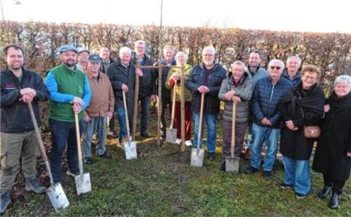 Delegationen des Kreisverbandes der Krieger-, Soldaten- und Reservistenkameradschaften sowie der KSK Neumarkt-St. Veit und Bürgermeister Erwin Baumgartner freuen sich, nachdem Gärtner Michael Lächele (links) mit Stefan Zimmermann vom Landratsamt den Baum in der KZ-Gedenkstätte gepflanzt hat. Foto Jaensch