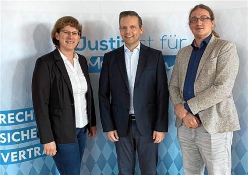 Dem wiedergewählten Vorstand des Richtervereins Traunstein gehören (von links) Richterin am Landgericht Monika Veiglhuber als Schriftführerin, Oberstaatsanwalt Dr. Rainer Vietze als Bezirksvorsitzender und Staatsanwalt Nils Wewer als Kassenverwalter an. Foto Richterverein