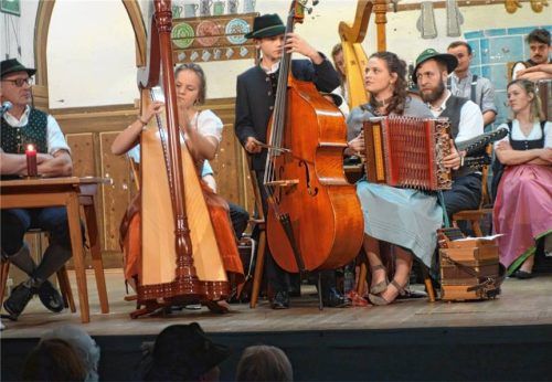 Den Anfang machte die Oimbliah Geigenmusi.Foto adersberger