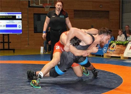 Den Gegner im Schwitzkasten: Luis Alexander El Malki (rotes Trikot) schulterte seinen Kemptener Kontrahenten Robert Frikkel.Foto TVT