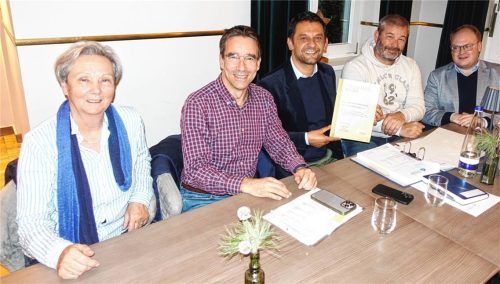 Der alte und neue Vorstand des Tourismusvereins: (von links) Sonja Drexler (Schriftführerin), Axel Masucci (Kassier), Vorsitzender Goce Andonov (mit Urkunde des Obst- und Gartenbauvereins), Zweiter Vorsitzender Manfred Eckerl und Bürgermeister Andreas Friedrich.Foto Hötzelsperger