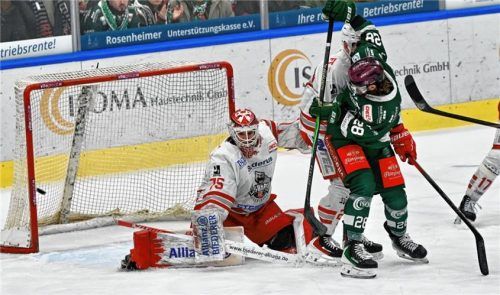 Der Anschluss für die Starbulls: Dominik Kolb fälscht perfekt ab.Foto Hans-Jürgen Ziegler
