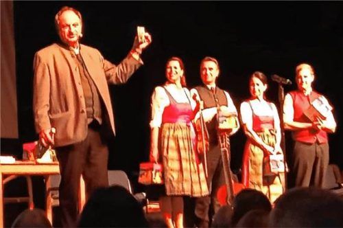 Der bekannte Pfarrer Rainer Maria Schießler stellte, begleitet von den Geschwistern Siferlinger und Matthias Pürner, Ludwig Thomas „Heilige Nacht“ vor. Foto  Fischer
