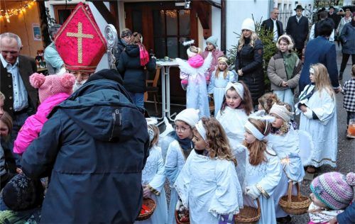 Der Besuch vom Nikolaus war für viele Kinder ein Höhepunkt des Christkindlmarktes. Foto Strim
