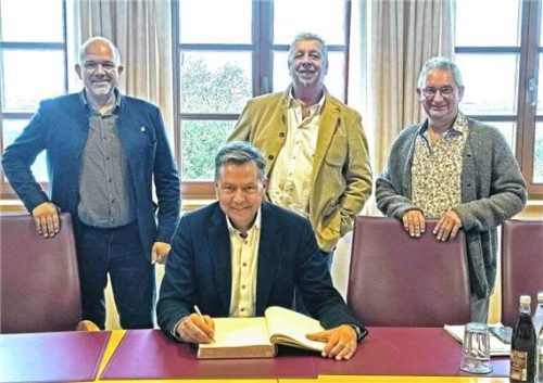 Der Bundestagsabgeordnete Stephan Mayer trug sich kürzlich ins Ehrenbuch der Gemeinde Mettenheim im Rathaussaal ein. Dies geschah im Beisein aller drei Mettenheimer Bürgermeister Josef Eisner, Johann Schaumeier und Johann Auer (von links).Foto Gemeinde