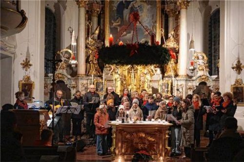 Der Chor Harmonie sang adventliche Lieder und wurde dabei von Kindern aus Kindergarten und Grundschule unterstützt. Foto  Sutherland