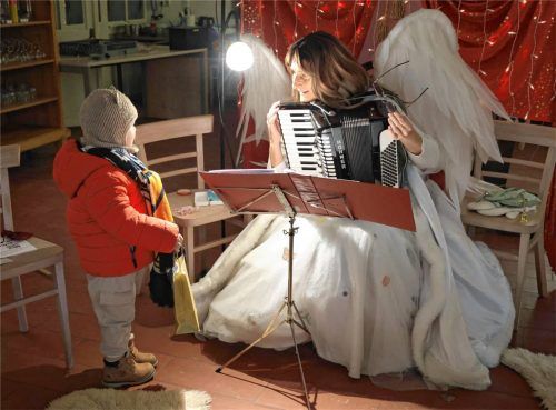 Der Christkindlmarkt auf der Fraueninsel bescherte einzigartige Momente: Hier trifft Raiden (3) im Wichtelwunderland Weihnachtsengel Angelika. Foto Seitz