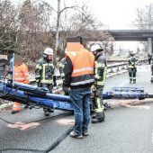 Kranaufbau kracht gegen Brücke