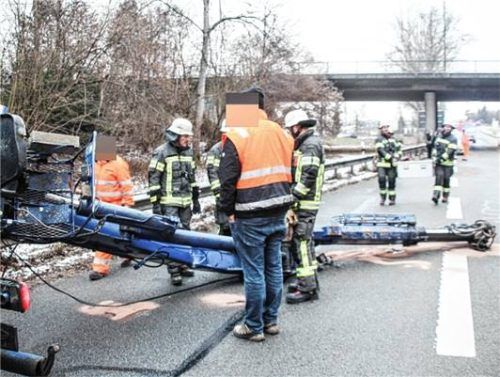 Der entstandene Schaden liegt nach ersten Schätzungen der Polizei bei einigen Tausend Euro. Die Statik der Brücke wurde nicht beeinträchtigt. Foto Reisner