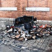 Fünf Container gehen in einer Nacht in Flammen auf