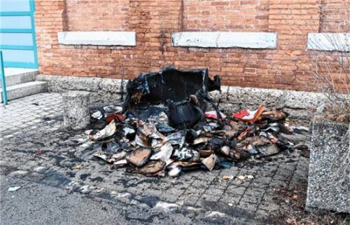Der erste Container brannte in der Reichenbachstraße in der Nacht auf Dienstag gegen 1.30 Uhr. Foto Schlecker