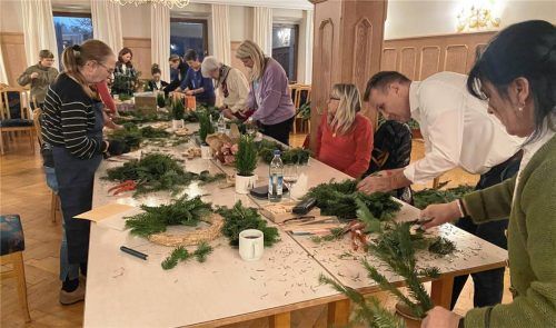Der Festsaal wurde an diesem Tag zu einer Adventskranzwerkstatt. Foto Fleckenstein
