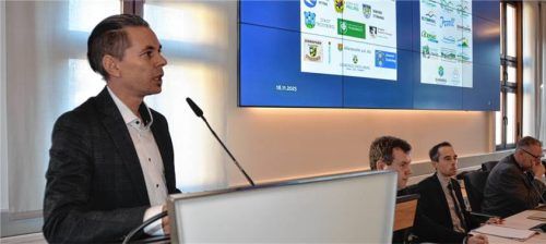 Der Geschäftsführer der Sparte Tourismus bei der „Chiemgau GmbH“, Franz Bauer, nennt im Kreistag aktuelle Tourismus-Zahlen. Foto Kretzmer-Diepold