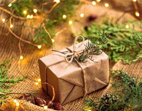 Der Geschenketrend geht in diesem Jahr Richtung Nachhaltigkeit – darauf kann man auch bei der Verpackung achten. Übrigens: Viele Geschäfte bieten den Service, die gekauften Produkte vor Ort weihnachtlich zu verpacken. Foto adobe stock/hihitetlin